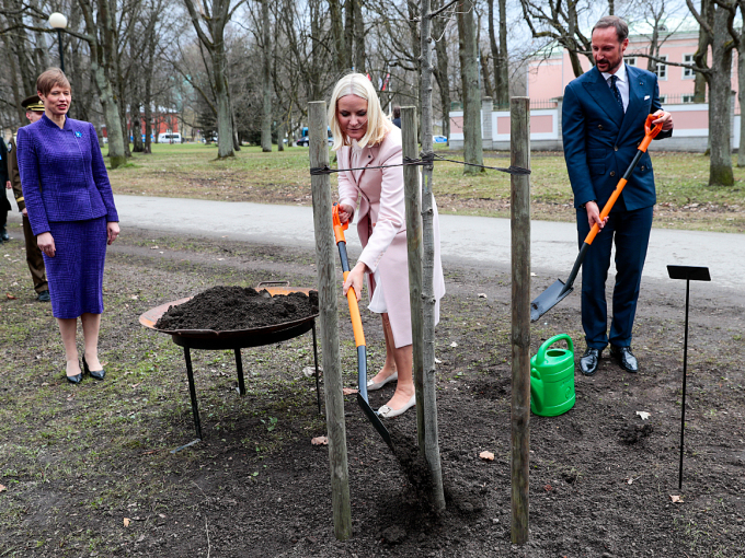 The Crown Prince and Crown Princess planted an oak tree in the park surrounding the Office of the President. Photo: Lise Åserud, NTB scanpix.